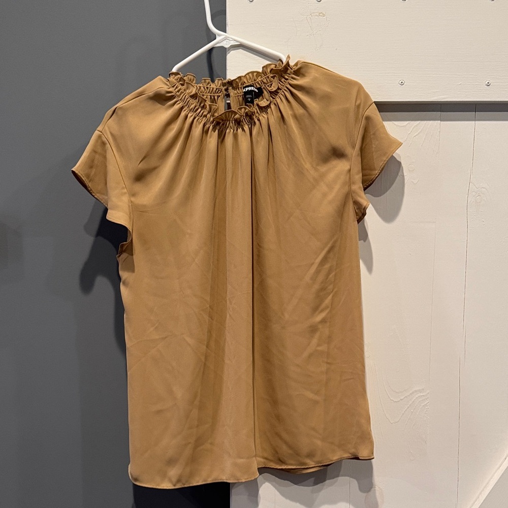Express-  Tan Women's Top, gathered neckline, Size Large, Excellent condition